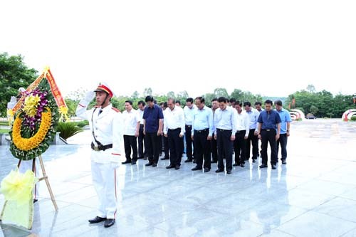 Phó Thủ tướng dâng hương tri ân các anh hùng liệt sĩ tỉnh Quảng Nam - ảnh 1